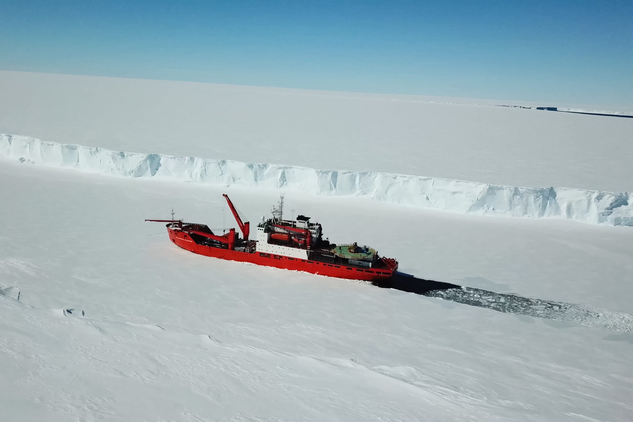 Ice-enpalled naldo, ice breaking ship.